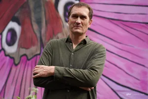 „Przystanek motyla” na Kozłówce. Kolejny mural Wojciecha Rokosza ozdobił krakowskie osiedle
