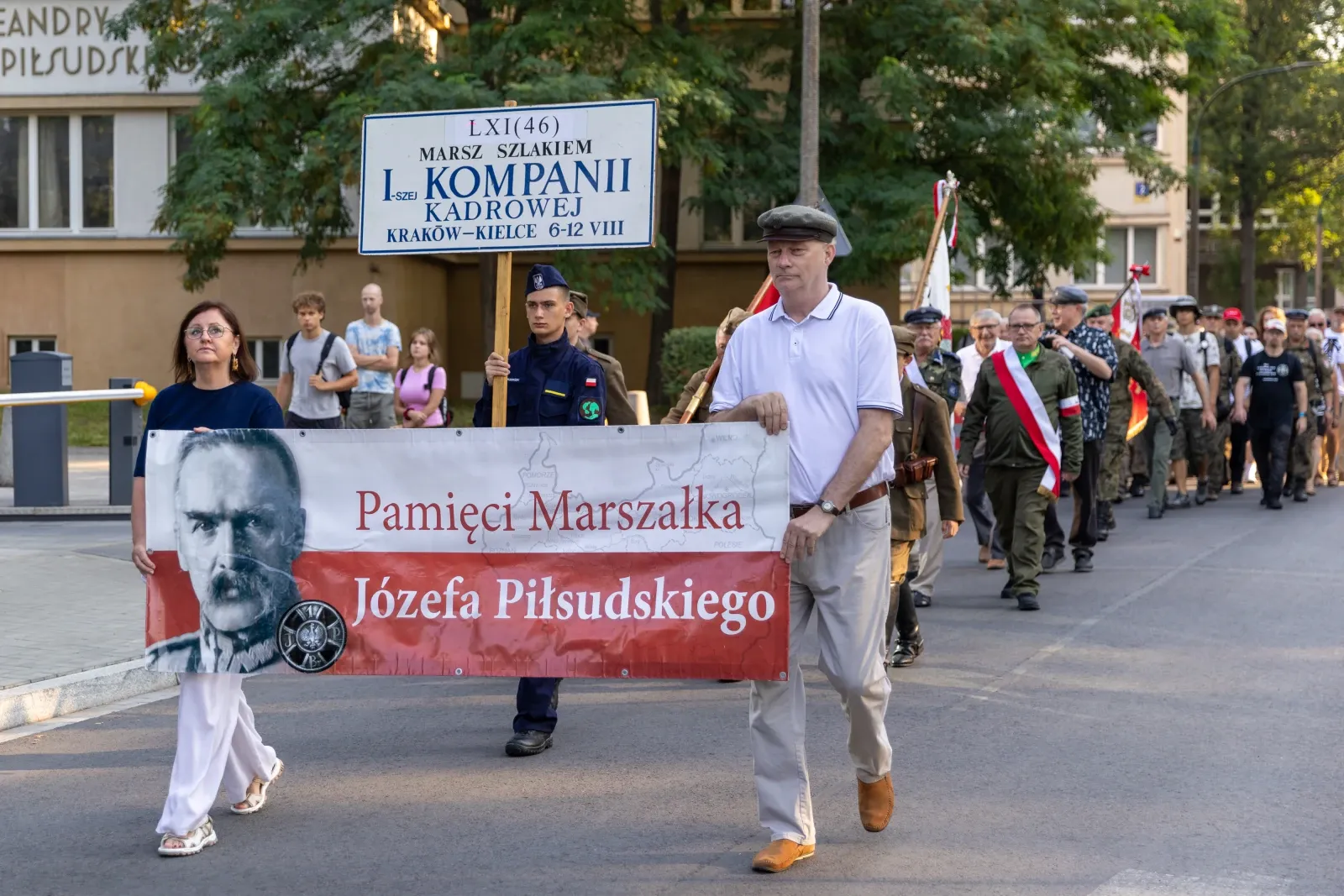 Kadrówka ruszyła w 37-stopniowym skwarze. Woda na wagę złota