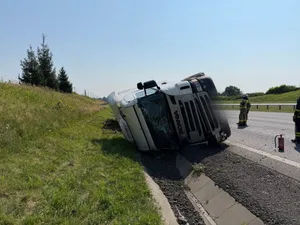 Cysterna na boku, uszkodzone trzy samochody. Trudna akcja na A4