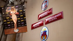 Tak pozuje kandydatka na prezydenta Krakowa. Ona jest prawie naga!