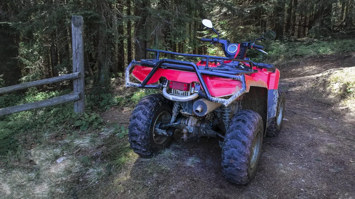Zaparkowany quad na ścieżce w lesie