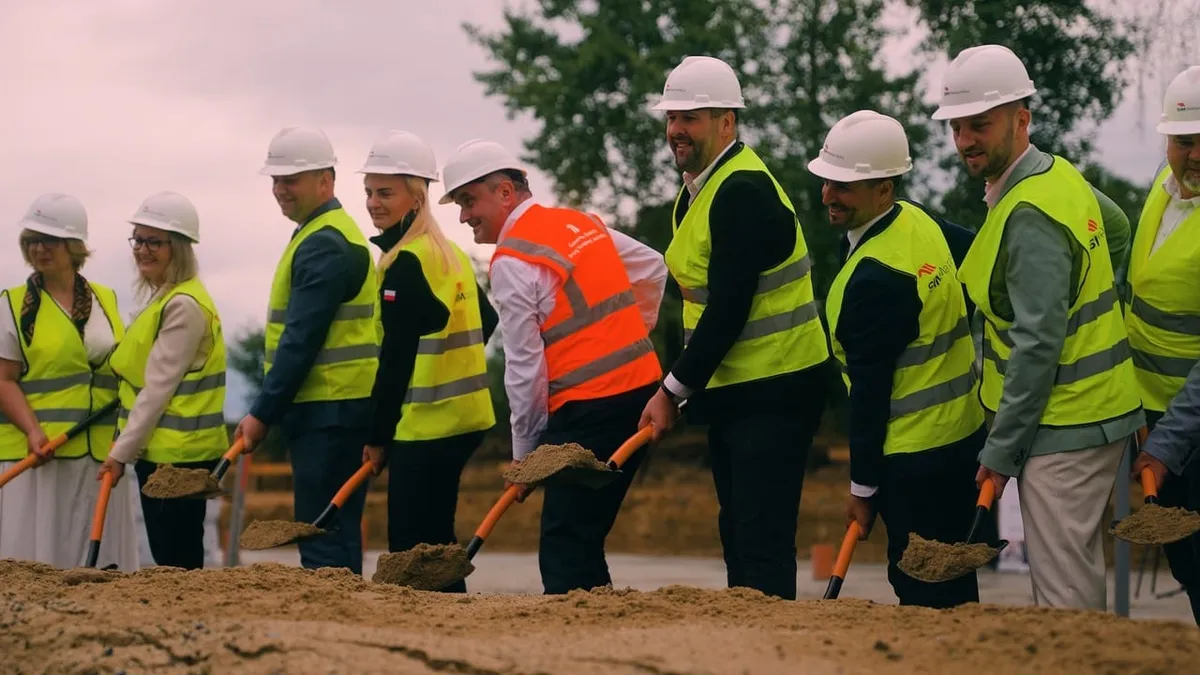 Symboliczne wbicie łopaty pod blok SIM Małopolska w Trzcianie