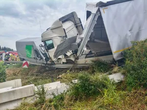 [Aktualizacja] Zderzenie ciężarówki z dostawczakiem pod Wieliczką. Droga całkowicie zablokowana
