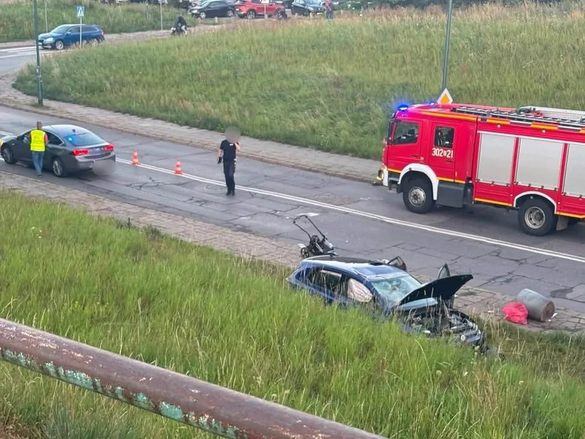 Samochód wjechał w rodzinę na chodniku. Nie żyją dwie osoby, roczne dziecko walczy o życie [Aktualizacja]