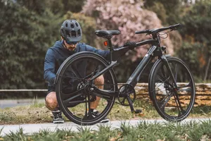 Rowerem po Krakowie i okolicach – gdzie wypożyczyć e-bike lub gravel i dokąd ruszyć na przejażdżkę?