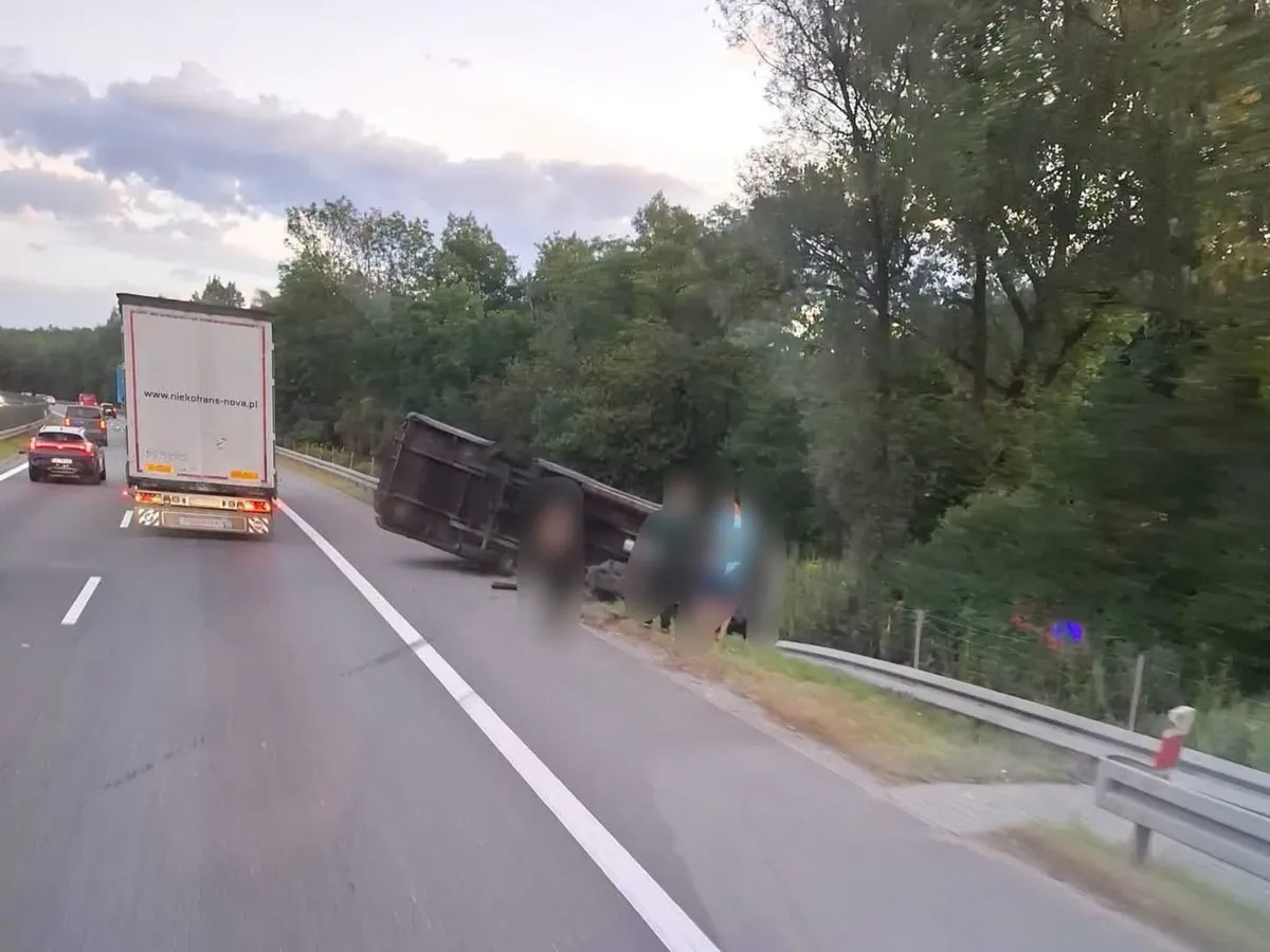 Rozbite auto na A4 pod Krakowem. Korek ma 10 kilometrów