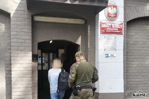 Przyleciała do Krakowa, ale nie wyszła z lotniska. Powód zaskakuje