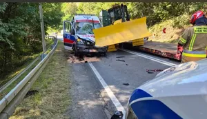 Spychacz spadł z ciężarówki i uderzył w karetkę. Trzy osoby ranne