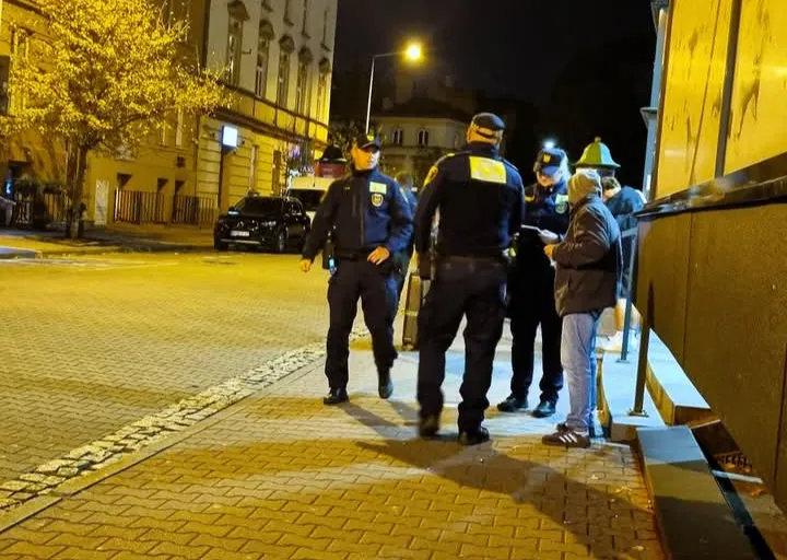 Nocne działania w centrum Krakowa. Strażnicy ujawnili aż 129 wykroczeń