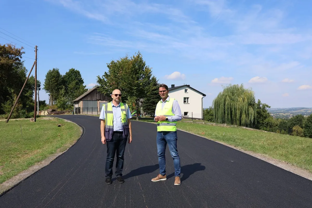 starosta wielicki Roman Ptak oraz dyrektor Zarządu Dróg Powiatowych w Wieliczce Adam Kardas 