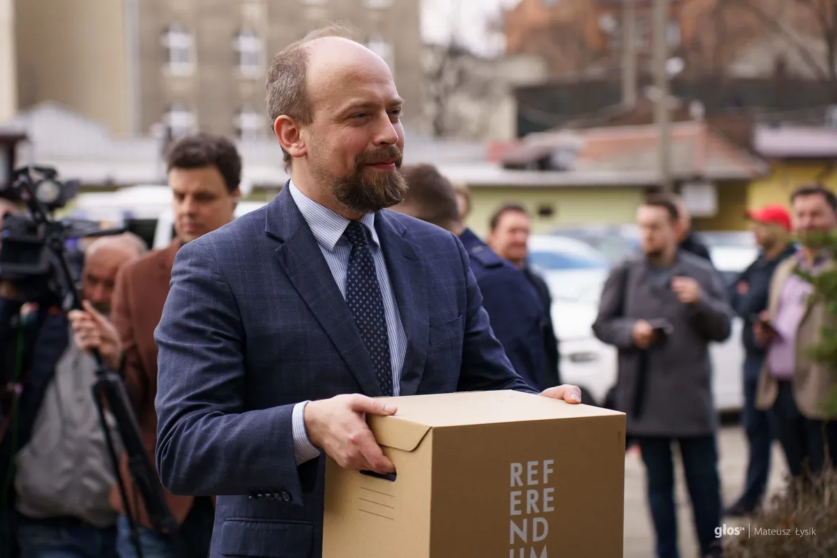 Jan Hoffman z podpisami za referendum