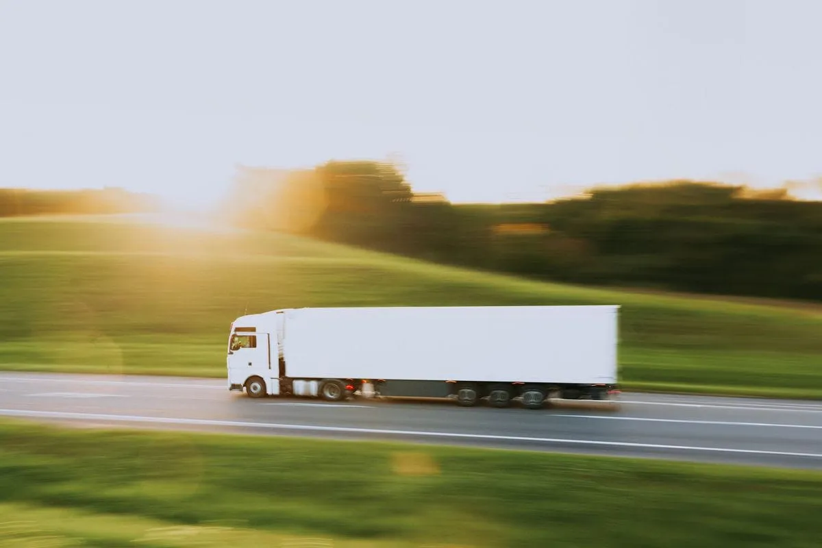 Jakie są najważniejsze zasady transportu międzynarodowego? Co warto wiedzieć przed wysyłką towaru?