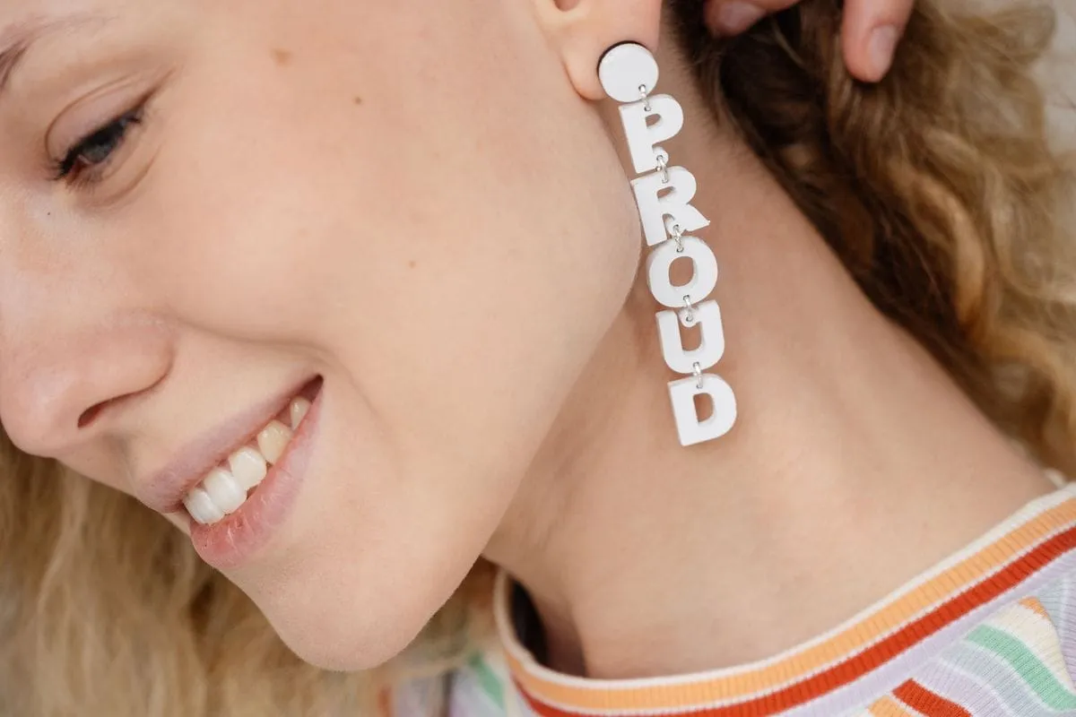 Biżuteria z literą na prezent. Skąd moda na inicjały i symbole?