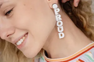 Biżuteria z literą na prezent. Skąd moda na inicjały i symbole?