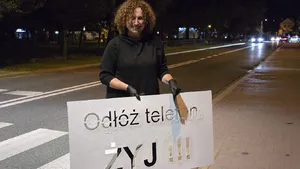Odłóż telefon i żyj. Napisy znów ostrzegają przed pasami