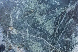 Granit, marmur czy kwarcyt - jaki kamień na nagrobek wybrać?