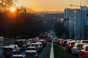 Codzienne korki w drodze do Krakowa pochłaniają mnóstwo czasu. Zobacz, jak odzyskać stracone godziny dzięki świetnej książce