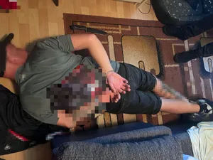 Czekali na pociąg. Zaatakowali ich przez szalik