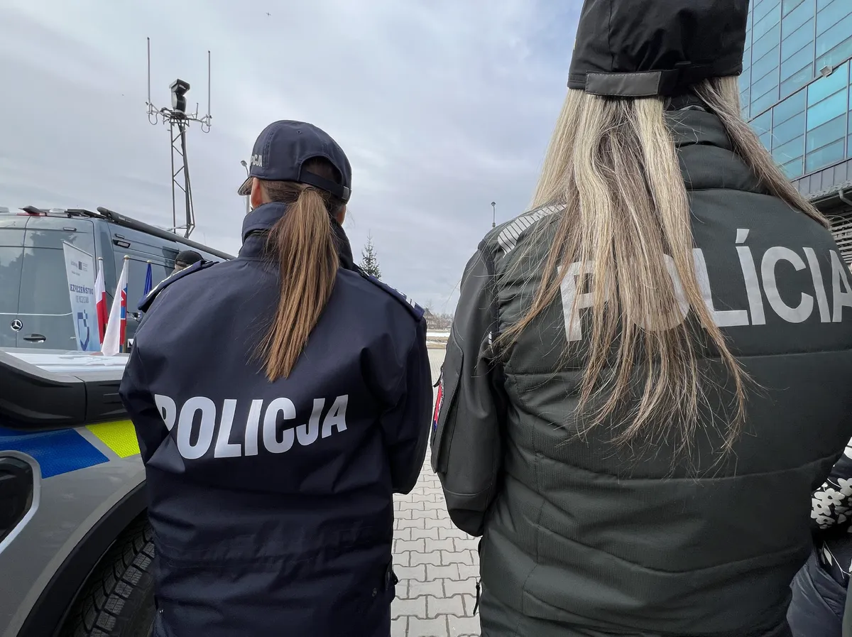 Na zdjęciu policjantki w polskim (po lewej) i słowackim (po prawej) umundurowaniu