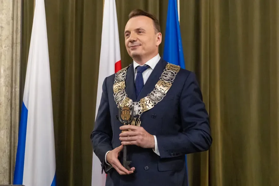 „Odłóżmy na bok to, co nas dzieli”. Łukasz Gibała przejął władzę w Krakowie