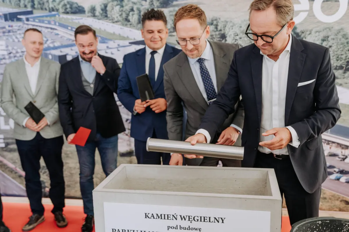 Prezydent Jakub Kwaśny z inwestorami podczas symbolicznego rozpoczęcia budowy nowego centrum handlowego w Tarnowie