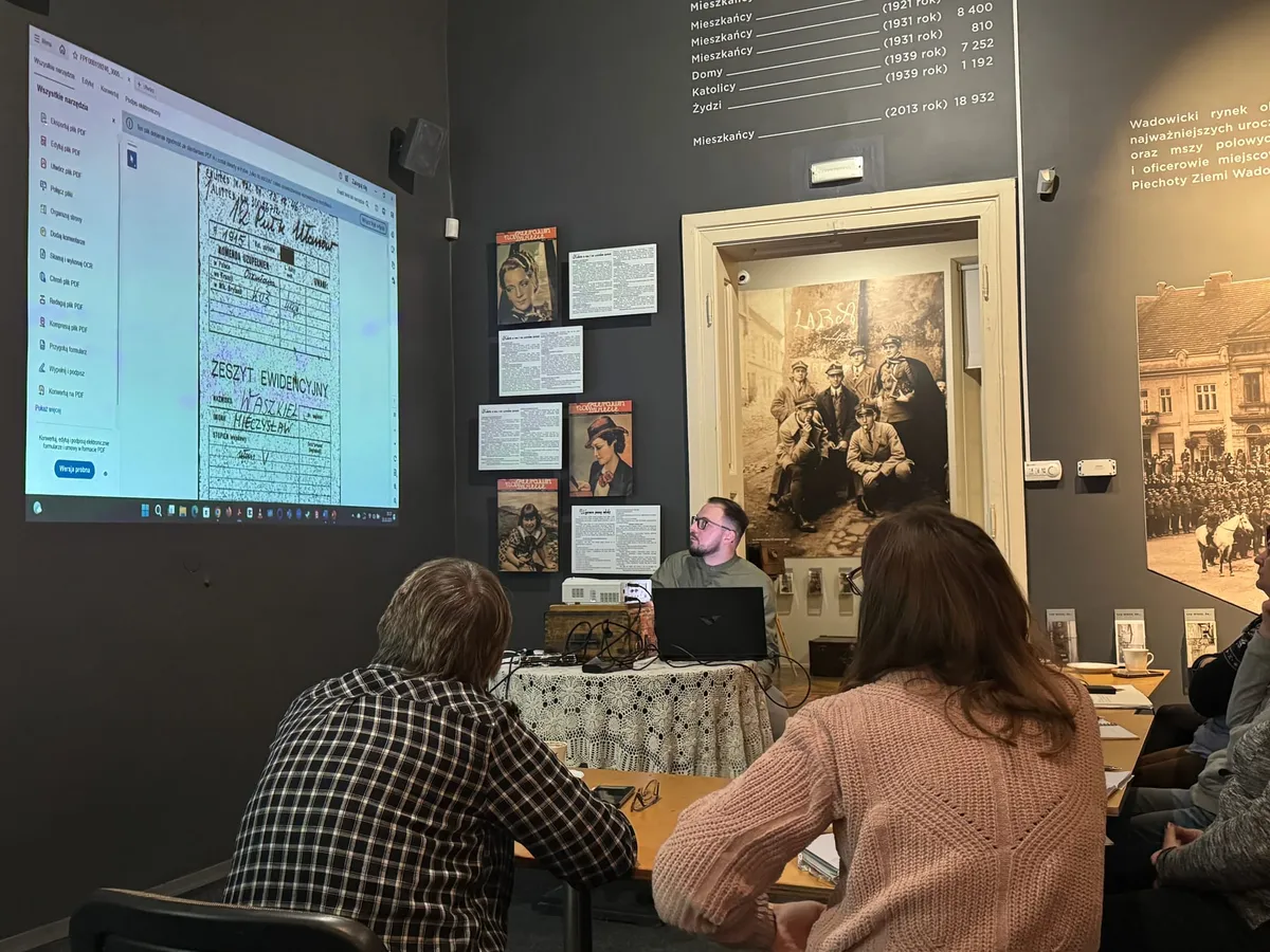 Grupa uczestników kursu genealogicznego podczas spotkania w Muzeum Miejskim w Wadowicach w 2025 roku.
