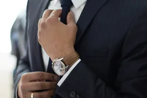 Jaki zegarek do garnituru? Kilka zasad, które ratują stylizację