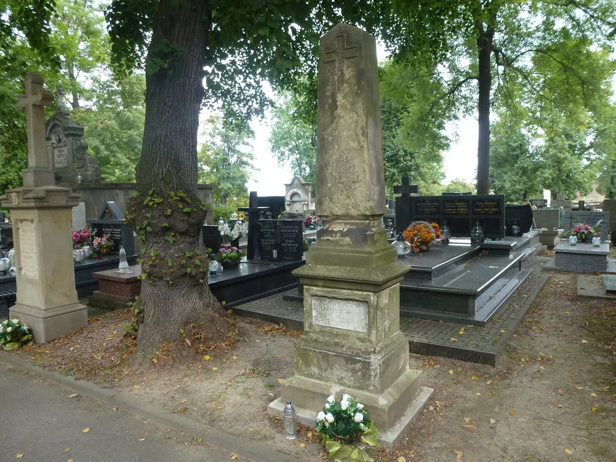 Nagrobek Mateusza Wojtarowicza (1856–1888) w kwaterze X, który czeka na renowację