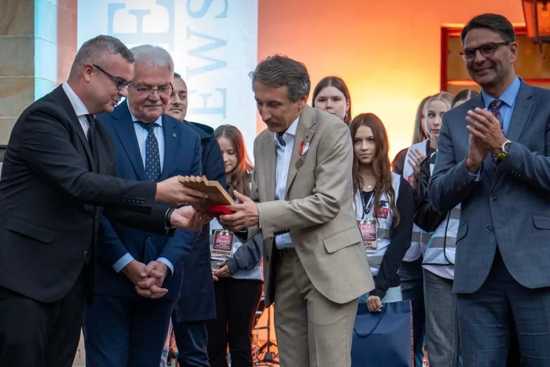 Burmistrz Michał Hebda wręcza Robertowi Kowalskiemu Medal Burmistrza „Zasłużony dla Miasta i Gminy Niepołomice”