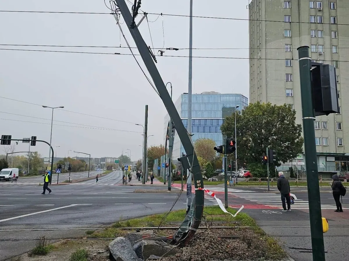 Wykolejenie tramwaju w Krakowie. Na tym odcinku ruch wciąż jest wstrzymany