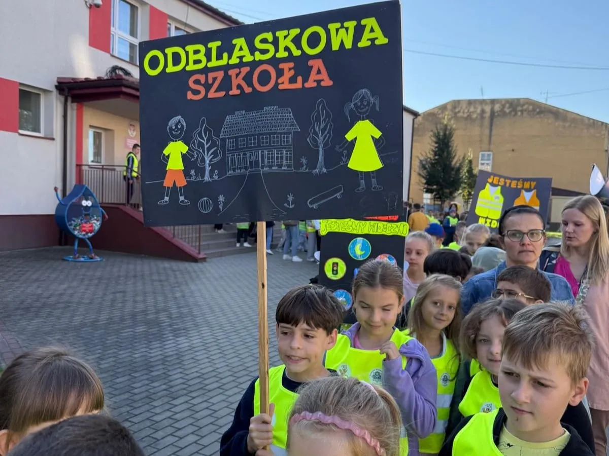 Uczniowie przeszli ulicami Tarnowa. Promowali bezpieczeństwo na drodze