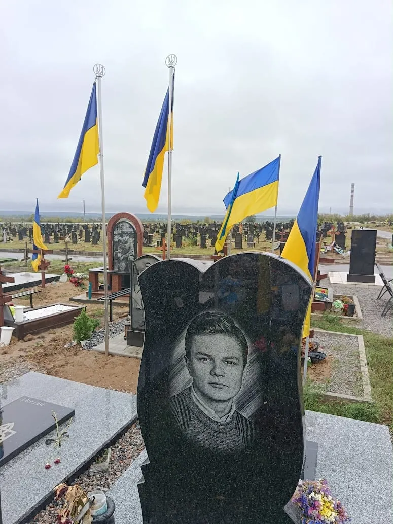 Jedna z młodych ofiar wojny pochowana na cmentarzu w Charkowie