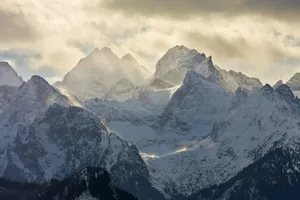 Śnieg, lód i mgła w Tatrach. TOPR ogłosił zagrożenie lawinowe