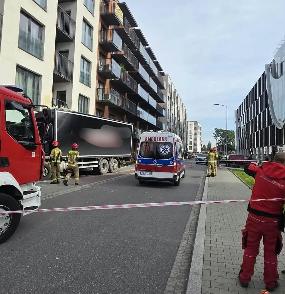 Ciężarówka wjechała w budynek w Krakowie. Poważne uszkodzenia
