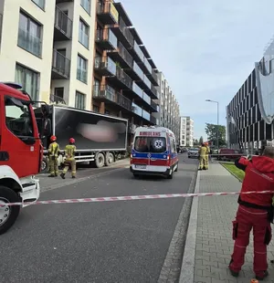 Ciężarówka wjechała w budynek w Krakowie. Poważne uszkodzenia