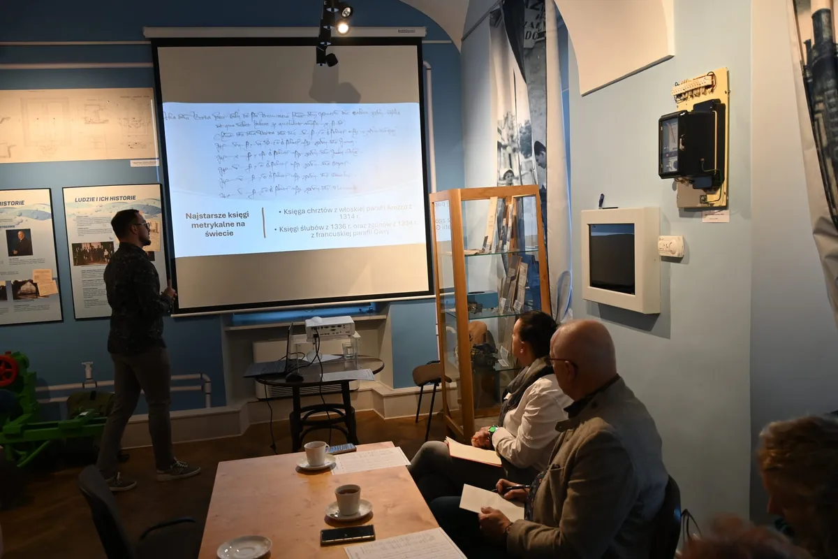 Uczestnicy zajęć genealogicznych w Muzeum Miejskim w Wadowicach podczas edycji kursu w 2024 roku.