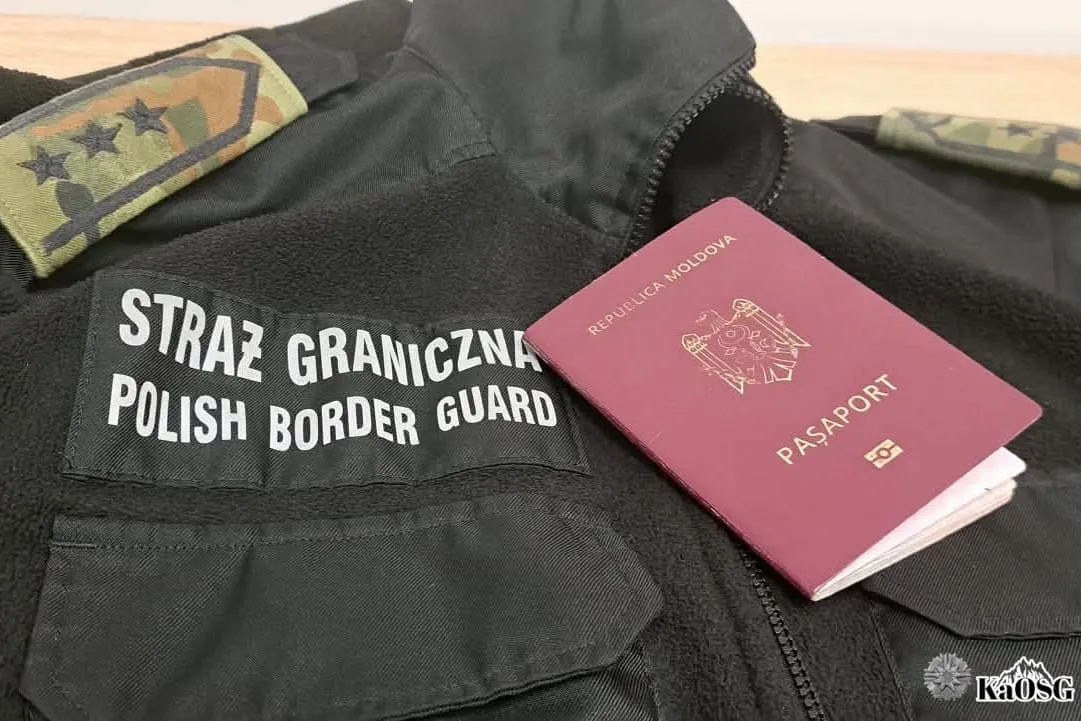Mołdawski paszport położony na mundurze Straży Granicznej z widocznym napisem „Straż Graniczna – Polish Border Guard”.