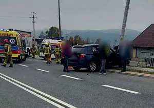 Fatalny wypadek o poranku w Małopolsce. 20-latek walczy o życie