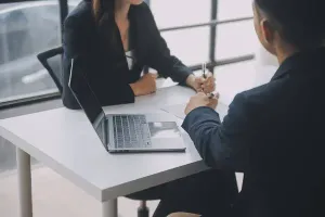 13 zarzutów dla przedsiębiorcy z Małopolski. Przez lata miał łamać prawa pracowników
