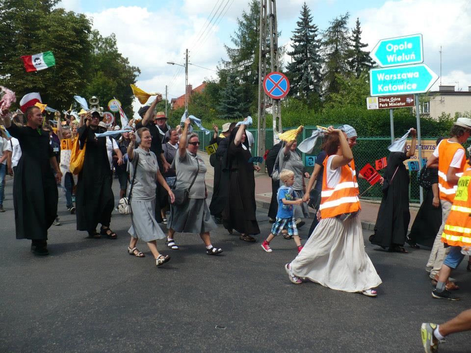 Powiat suski: Wielkie pielgrzymowanie. Wycieczka, czy religijne przeżycia?