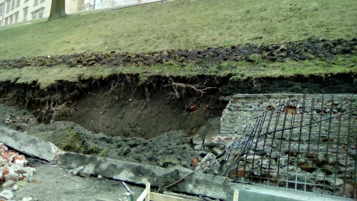 [WIDEO] Runął mur pod Wawelem. Mężczyzna zginął na miejscu.