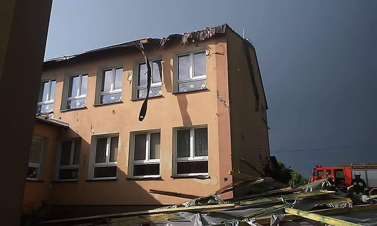 Zbydniów: Wichura dokończyła dzieła. Cały dach szkoły zerwany