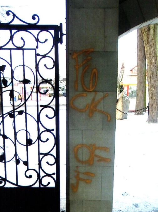 Brzeszcze. Sprawca naniesienia pseudograffiti na drzwi kościoła, już po zarzutach