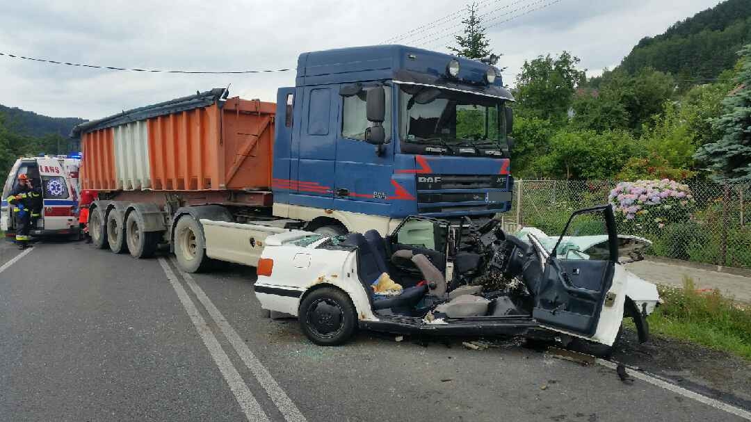 Czołowe zderzenie osobówki z ciężarówką