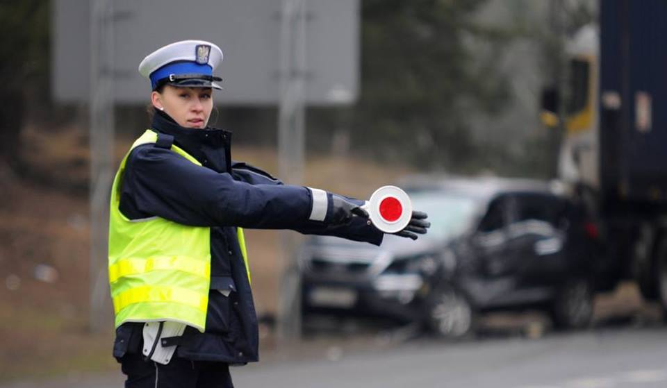Krzeszów: policjanci zatrzymali nietrzeźwego kierowcę. Okazało się, że był poszukiwany