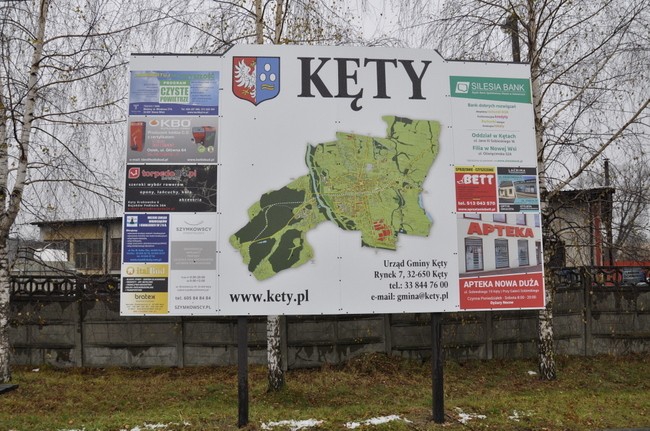 Tablica na kęckim dworcu odnowiona