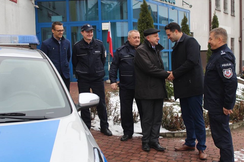 Uroczyste przekazanie radiowozu dla kalwaryjskich policjantów