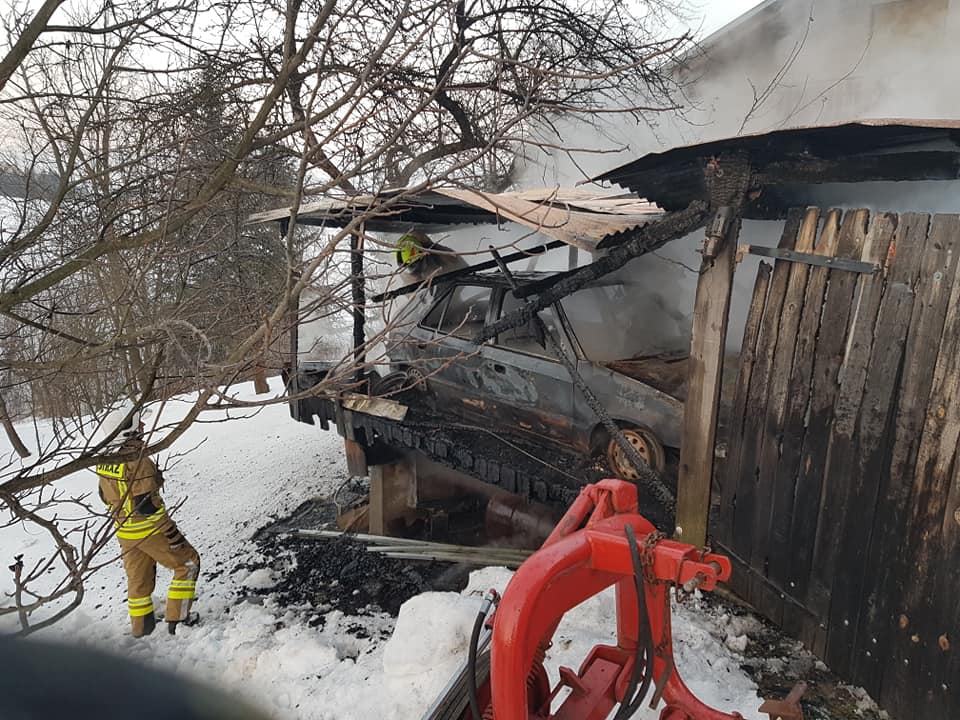 Groźny pożar w Ropie. Spłonął samochód i wiata garażowa