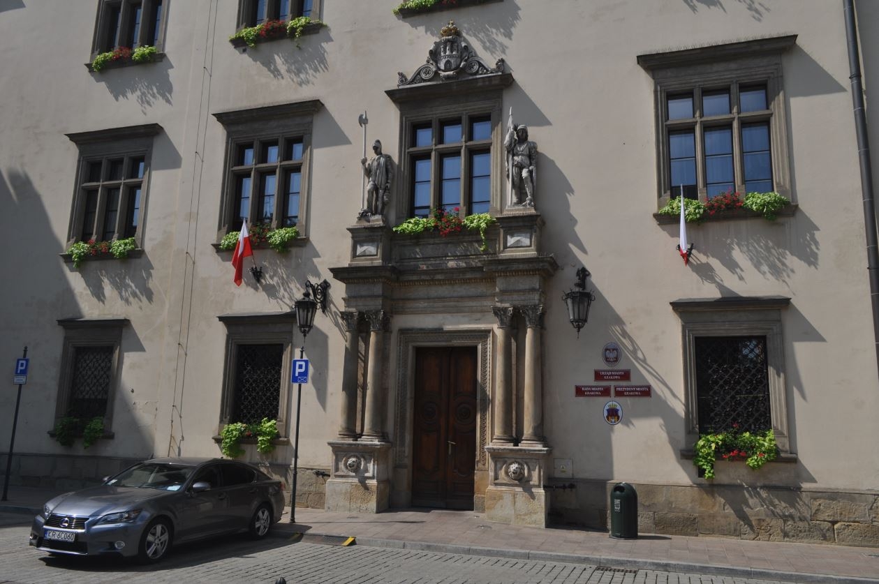 Chryja na sesji rady miasta. Przepychanki, przerwane obrady i okrzyki "Precz z komuną!"