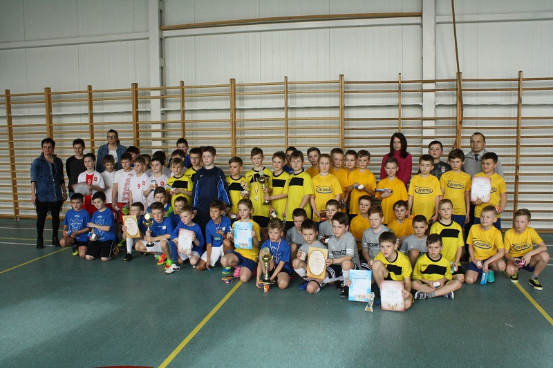 Lisia Góra: XVII Turniej Piłki Nożnej dziewcząt i chłopców klas III w SP Nowe Żukowice